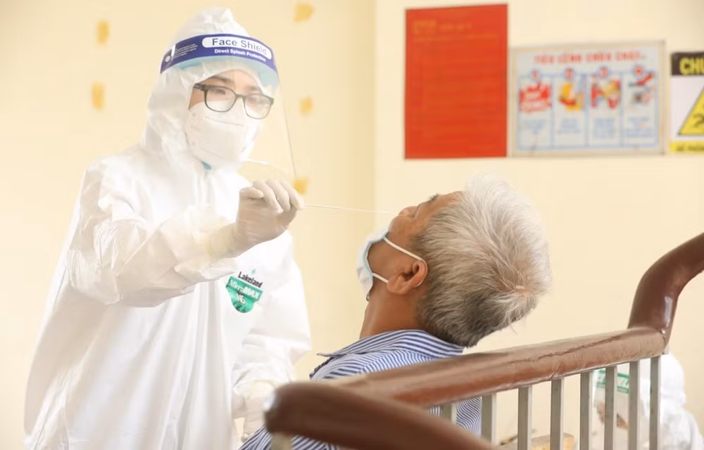 Disminuyen casos diarios del COVID-19 en Vietnam ảnh 1