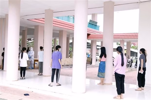 Vietnamitas en Laos se apoyan para superar la pandemia ảnh 1