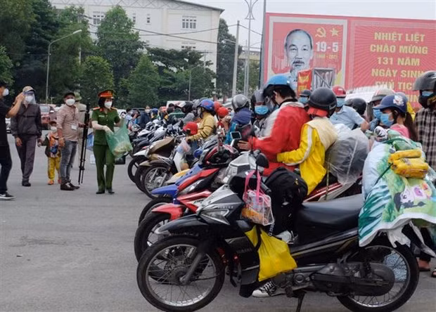 Organizan en Vietnam retorno de ciudadanos a lugares de origen en medio del COVID-19 ảnh 1