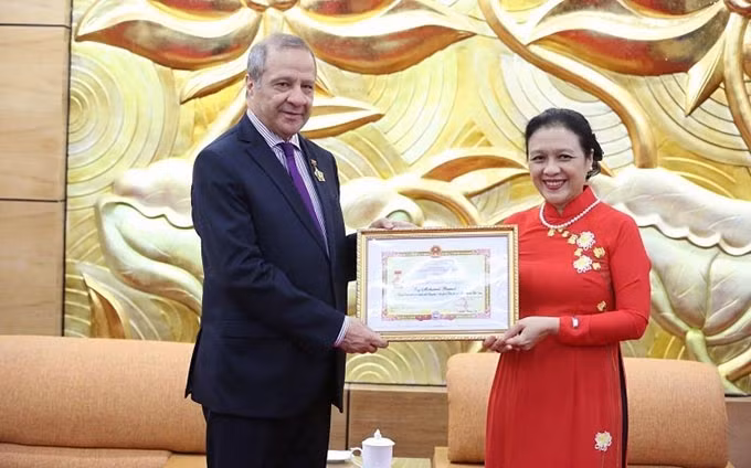 Embajador saliente de Argelia en Vietnam honrado con distinción de amistad ảnh 1