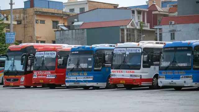 Hanoi agiliza reanudación del transporte de pasajeros por vía terrestre ảnh 2