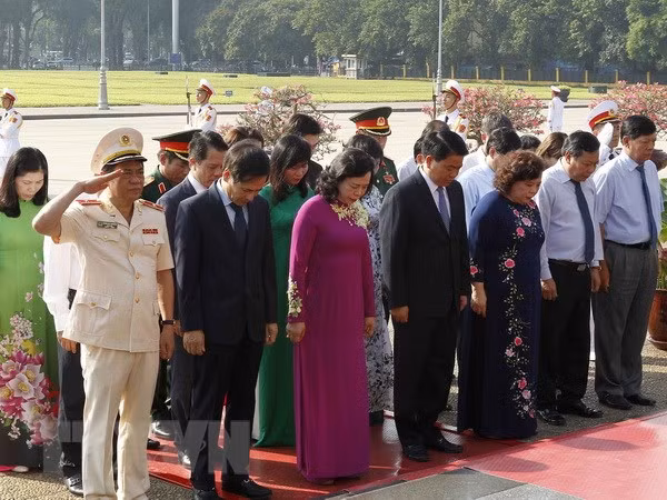Dirigentes de Hanoi rinden tributo al presidente Ho Chi Minh por 128 aniversario de su natalicio ảnh 1
