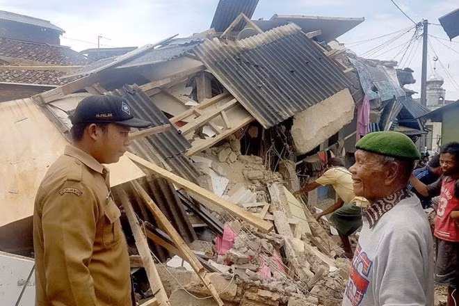 Terremoto de 6,1 grados de magnitud sacude Este de Indonesia ảnh 1