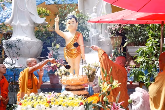 Comunidades vietnamitas en Laos y República Checa celebran Día de Vesak ảnh 1