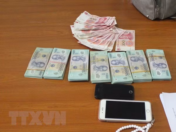 Quang Ninh: Inician procedimiento legal por tráfico ilegal de dinero a través de frontera ảnh 1