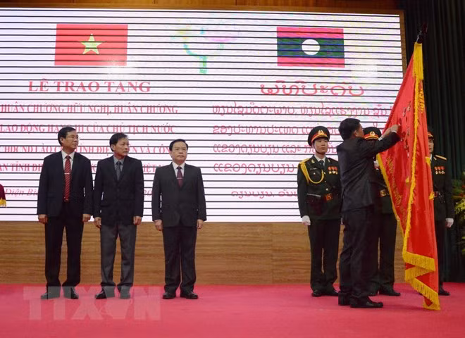 Laos entrega Orden de la Amistad a la provincia vietnamita de Dien Bien ảnh 1