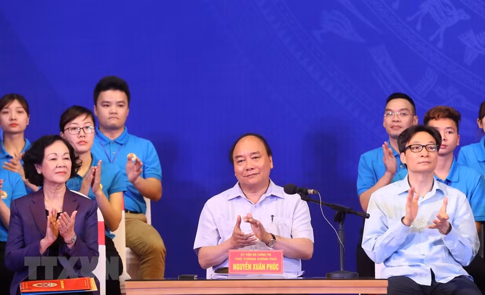 Primer ministro de Vietnam dialoga con trabajadores en parques industriales ảnh 1