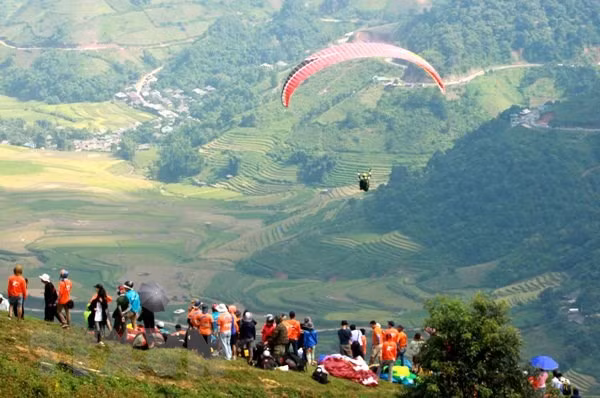 Parachutes revolotearán sobre arrozales dorados en provincia noroccidental de Vietnam ảnh 1