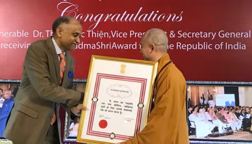 Venerable Thich Duc Thien, primer vietnamita condecorado con Padma Shri de la India ảnh 1