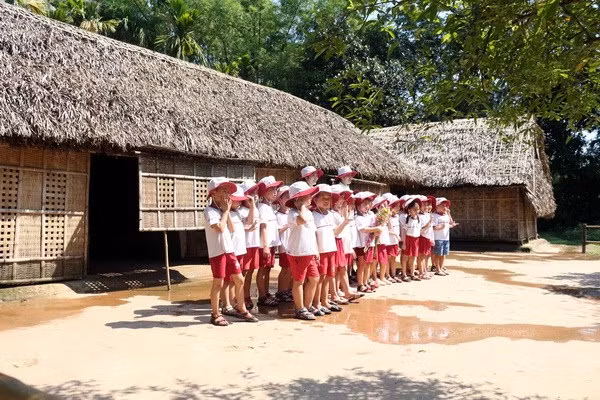 Aumentan número de visitantes a zona de reliquias Kim Lien ảnh 1