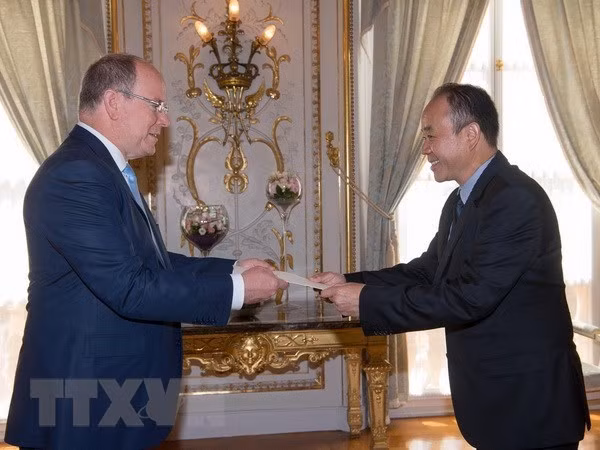 Embajador vietnamita presenta cartas credenciales al Príncipe de Mónaco ảnh 1