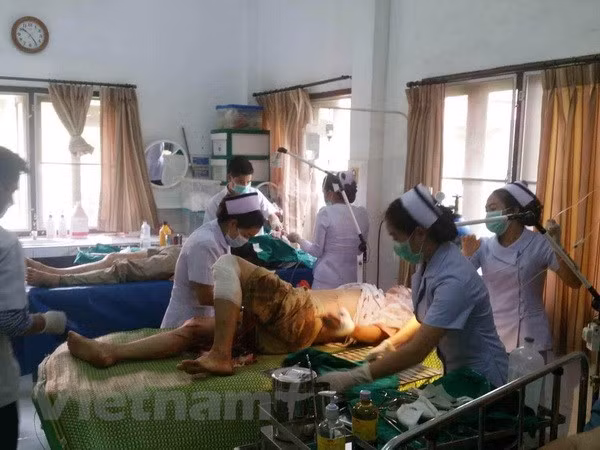 Al menos 12 vietnamitas resultan heridos en un accidente de tránsito en Laos ảnh 1