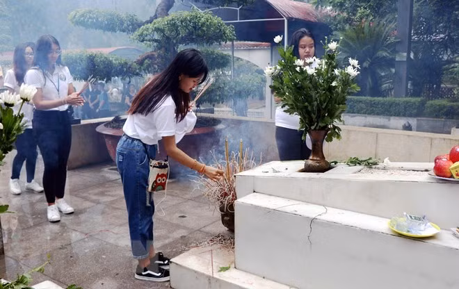 Jóvenes residentes en exterior recuerdan a mártires en encrucijada Dong Loc ảnh 1
