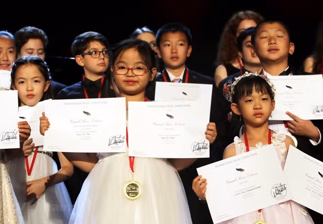 Niña vietnamita de siete años gana concurso musical en Nueva York ảnh 1