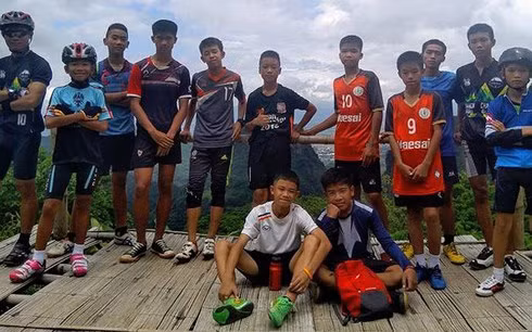 Encuentran con vida a equipo infantil de fútbol atrapado en cueva de Tailandia ảnh 1