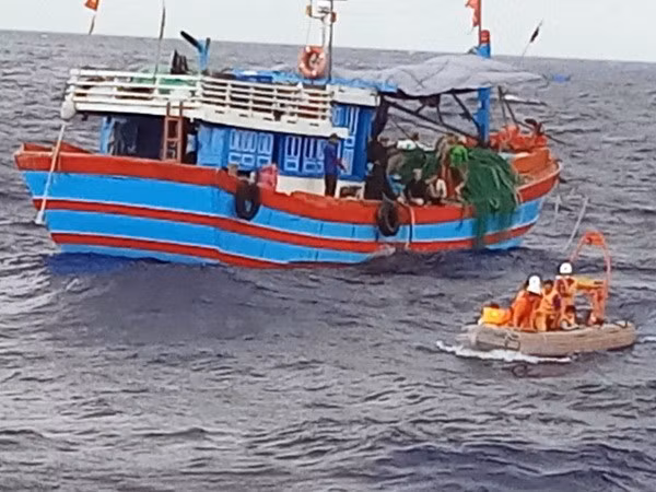 Trabajan fuerzas de rescate para encontrar a marinos vietnamitas desaparecidos cerca de isla Co To ảnh 1 Trabajan fuerzas de rescate para encontrar a marinos vietnamitas desaparecidos cerca de isla Co To ảnh 1