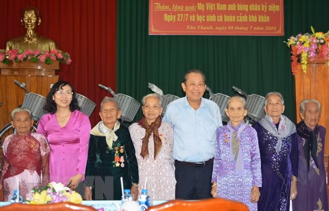 Vicepremier entrega regalos a Madres Heroínas Vietnamitas ảnh 1