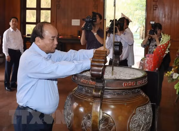 Premier vietnamita rinde homenaje al presidente Ho Chi Minh ảnh 1