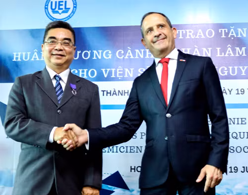 Profesor adjunto vietnamita honrado con Orden de las Palmas Académicas de Francia ảnh 1