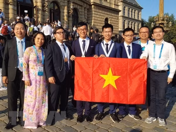 Vietnam cosecha medallas en Olimpiadas Internacionales de Física y Química ảnh 1