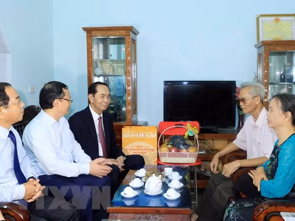 Presidente de Vietnam recuerda a los mártires en su visita a provincia de Hung Yen ảnh 1