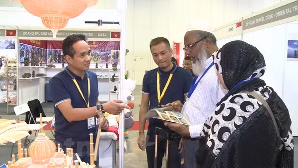 Destacados productos artesanales vietnamitas en feria internacional en Singapur ảnh 1