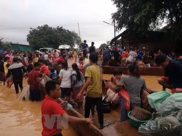 Presidenta del Parlamento de Vietnam expresa solidaridad con Laos tras colapso de presa ảnh 1