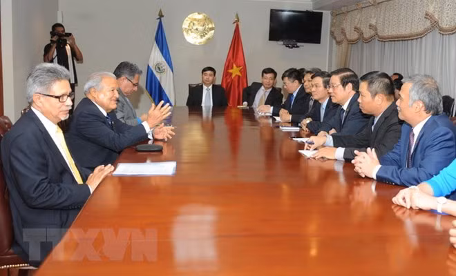 Presidente salvadoreño elogia relaciones multifacéticas con Vietnam ảnh 1