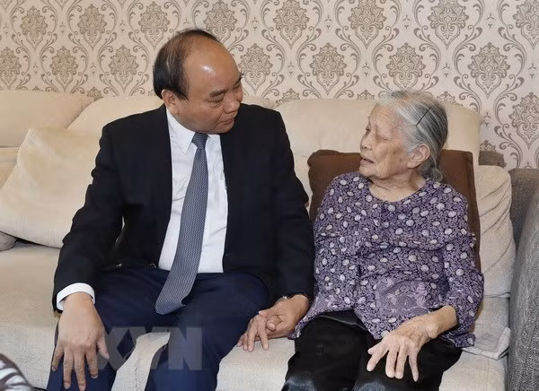  Premier vietnamita expresa agradecimiento a familias de mártires ảnh 1