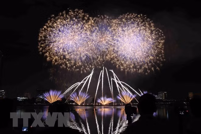 Italia se corona en concurso pirotécnico en Da Nang con puentes de luces y música ảnh 1