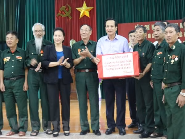 Presidenta del Parlamento entrega regalos a inválidos de guerra ảnh 1