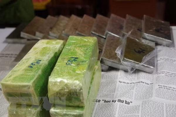 Incautan en Vietnam 19 ladrillos de heroína y cuatro kilogramos de metanfetamina desde Laos ảnh 1