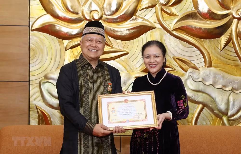 Condecoran a embajador indonesio con medalla de amistad de Vietnam ảnh 1