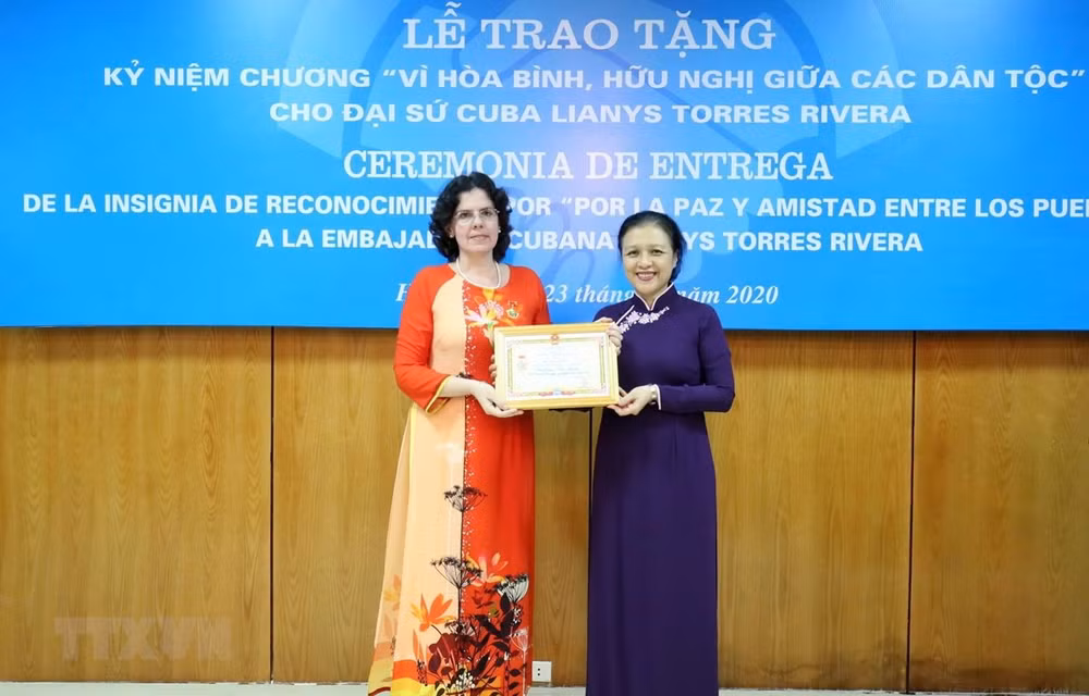 Condecoran a embajadora de Cuba en Vietnam con alta distinción de amistad ảnh 1