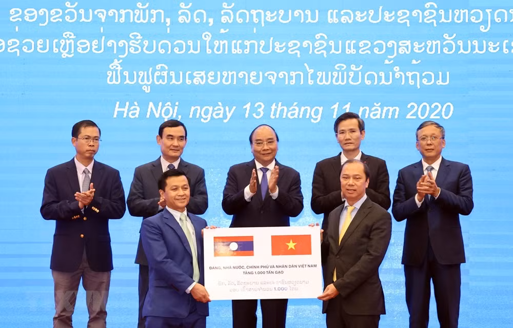 Vietnam dona mil toneladas de arroz a Laos para superar secuelas provocadas por desastres naturales ảnh 1