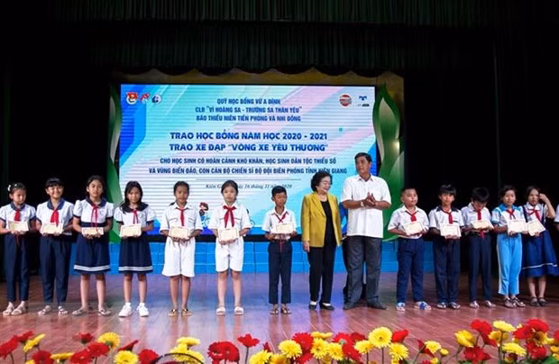 Entregan becas a alumnos de minorías étnicas y en situación difícil en provincia vietnamita de Kien Giang ảnh 1