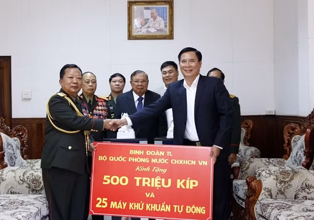 Ministerio de Defensa de Vietnam apoya a Laos en combate contra COVID-19 ảnh 1