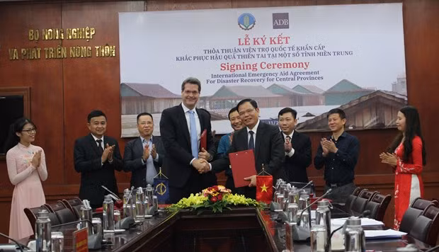 Banco asiático ofrece ayuda financiera a Vietnam para superar consecuencias de desastres ảnh 1