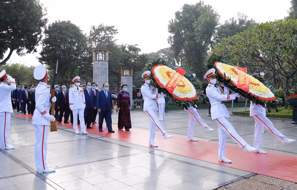 Rinden tributo al Presidente Ho Chi Minh a 90 años de fundación del Frente de la Patria ảnh 1