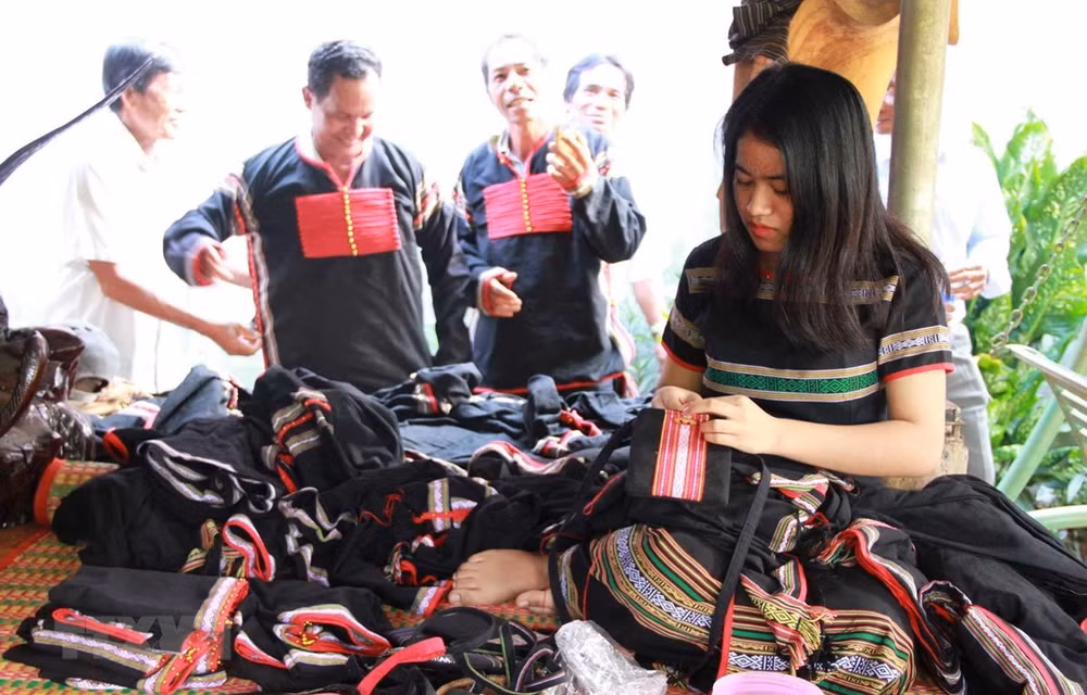Concluye el segundo Festival de brocados de Vietnam ảnh 1
