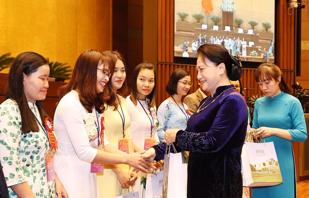 Presidenta del Parlamento de Vietnam recibe a destacados pedagogos ảnh 1