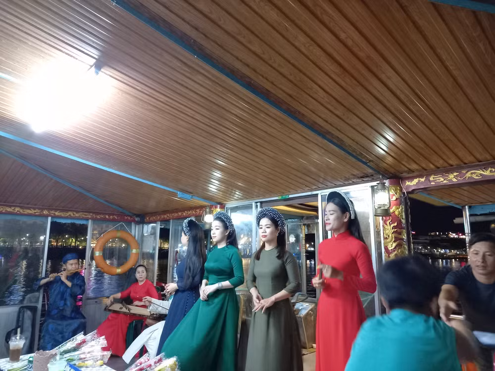Nha Nhac- Música erudita y elegante de la corte real cautiva a visitantes en Hue ảnh 2