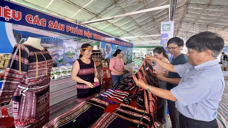 Phu Yen desarrolla productos OCOP asociados con pueblos artesanales ảnh 3