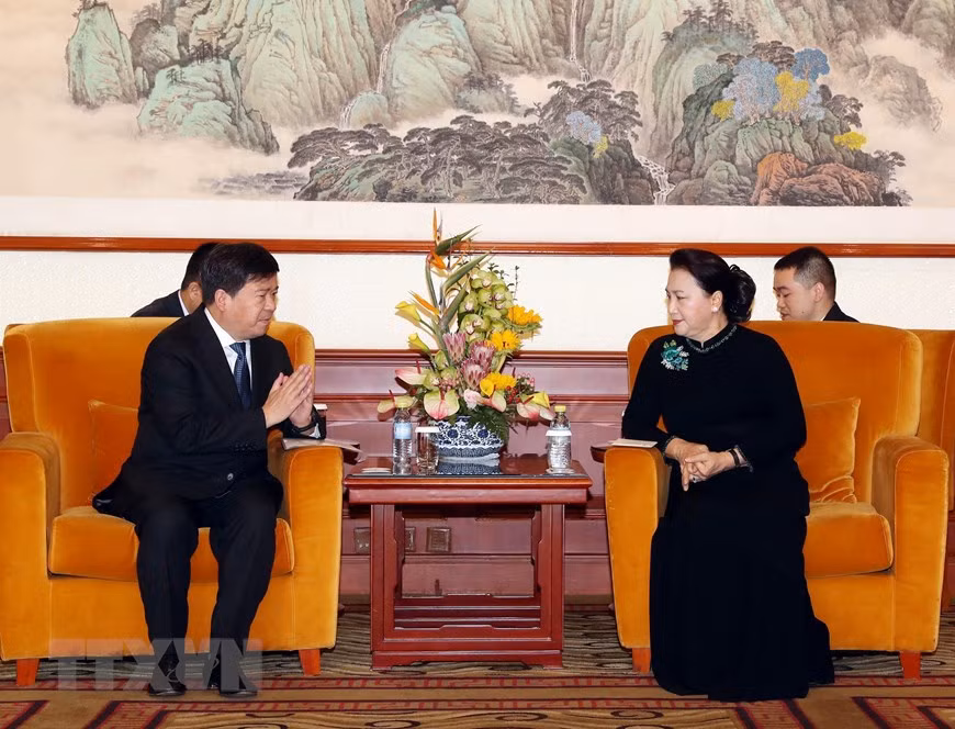 Dialoga máxima legisladora de Vietnam con ejecutivos de empresas líderes en tecnología de China ảnh 1