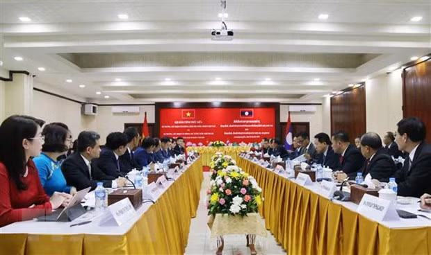 Premier laosiano recibe al ministro de Oficina de Gobierno de Vietnam ảnh 1
