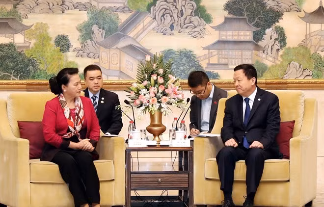 Presidenta parlamentaria vietnamita continúa su visita en China ảnh 1