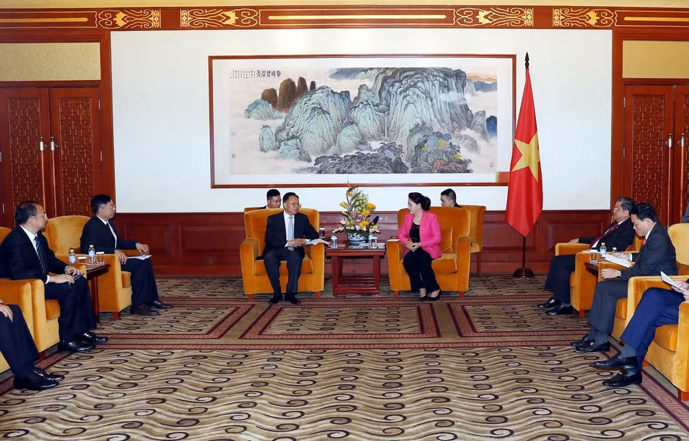 Presidenta del Parlamento vietnamita recibe a líderes empresariales de China ảnh 1