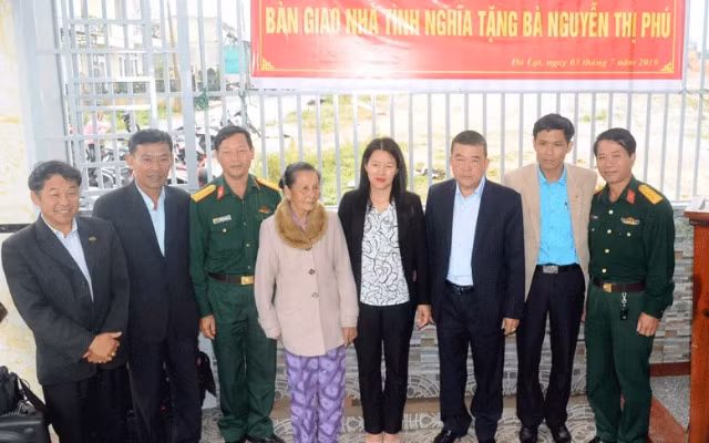 Política de asistencia de vivienda beneficia a personas con méritos revolucionarios en provincia vietnamita ảnh 1