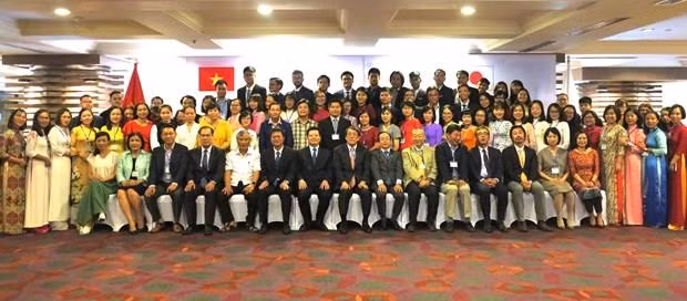 Otorgan becas a 63 funcionarios vietnamitas para participar en cursos de formación superior en Japón ảnh 1