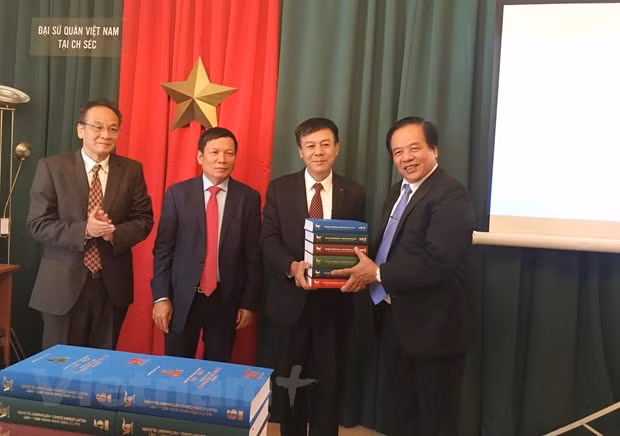 Presentan en Praga diccionario pedagógico checo-vietnamita ảnh 1